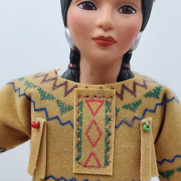 Avon Porcelain Figurine International Collection Tasime Native American Indian - Picture 4 of 15